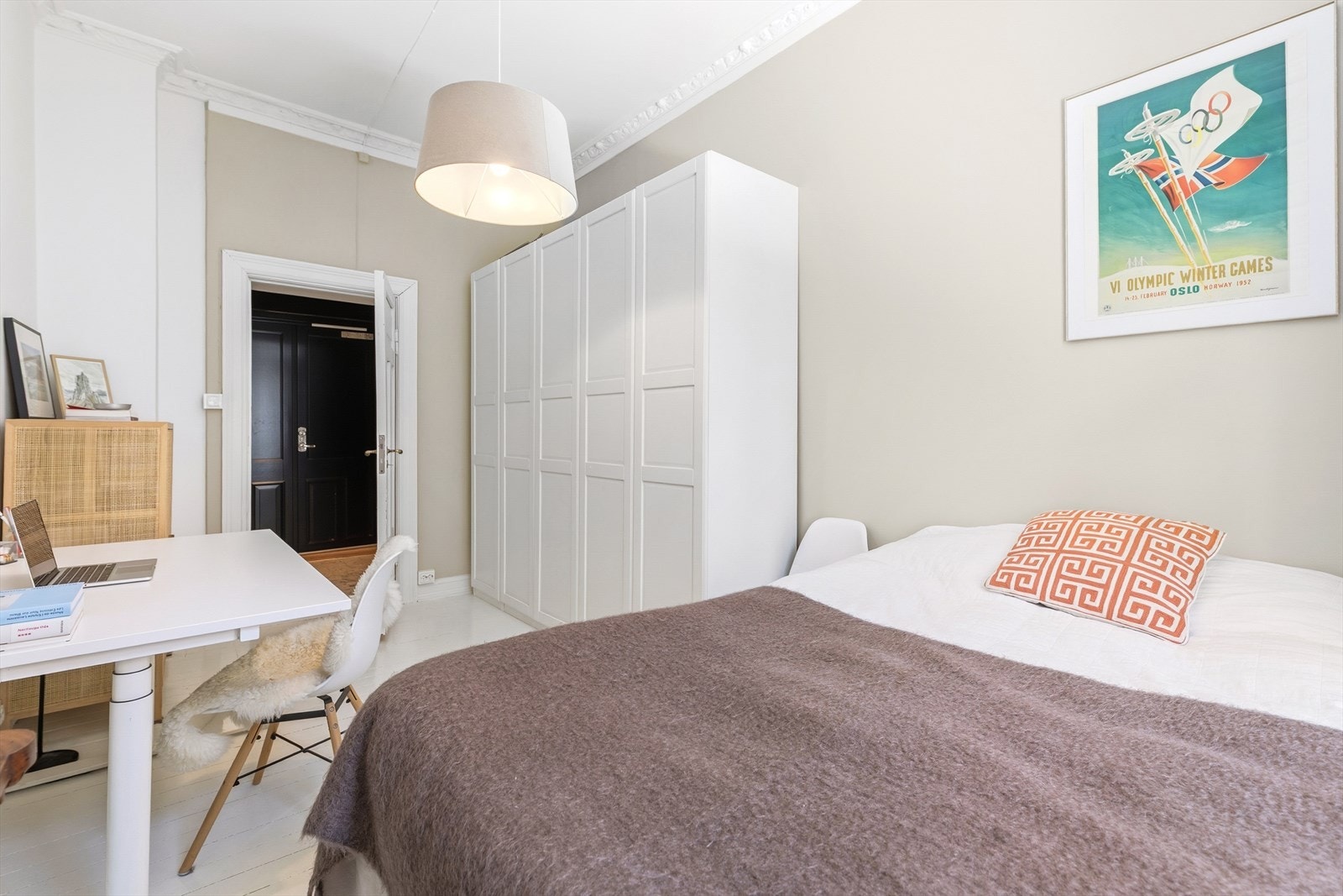 Rommet har god plass til en stor seng med tilhørende soveromsmøblement som nattbord, stor garderobe og pult. Galleribilde