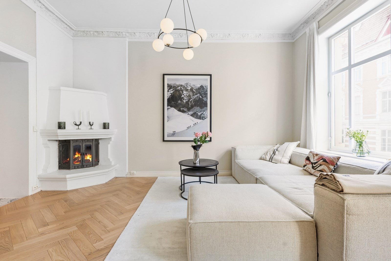 Svært god planløsning med stor sofagruppe med naturlig avstand til både tv-seksjon og peis Galleribilde