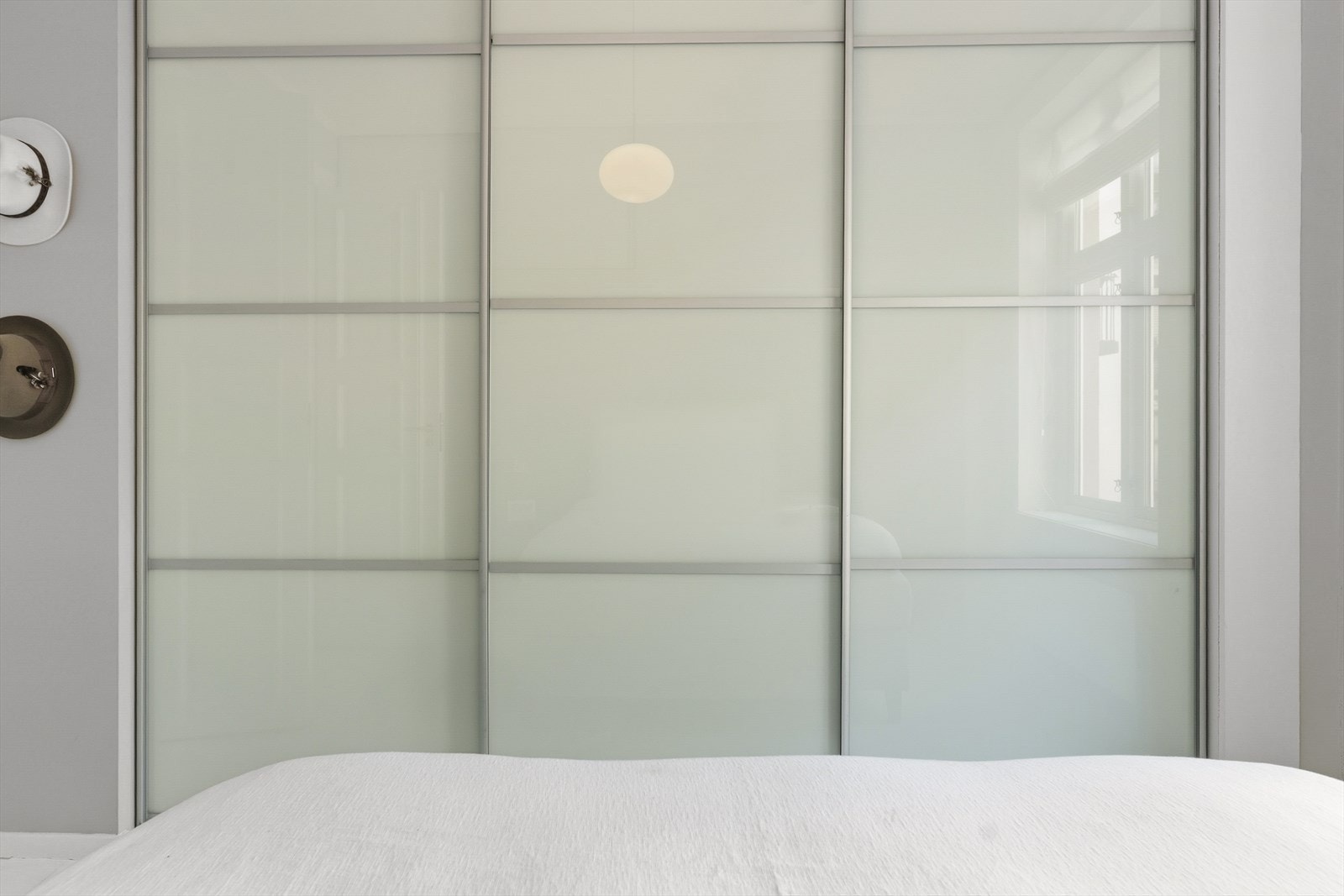 Stor skyvedørsgarderobe på hovedsoveorm, samt smart lagring i himling over seng. Galleribilde