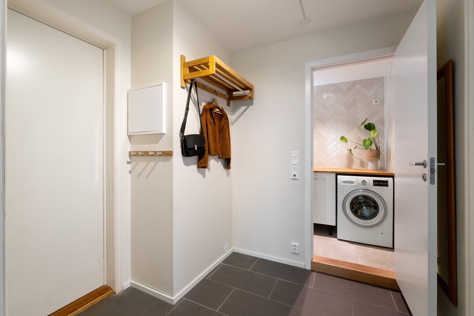 Badet er utstyrt med varmekabler i gulv, opplegg til vaskemaskin og mekanisk avtrekk Galleribilde