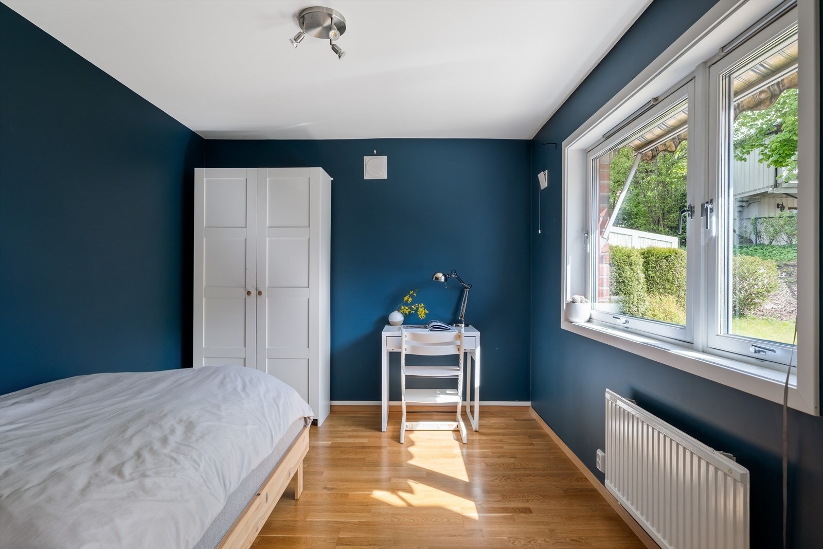 Et av boligens tre gode soverom med plass til både seng, garderobe og skrivepult Galleribilde