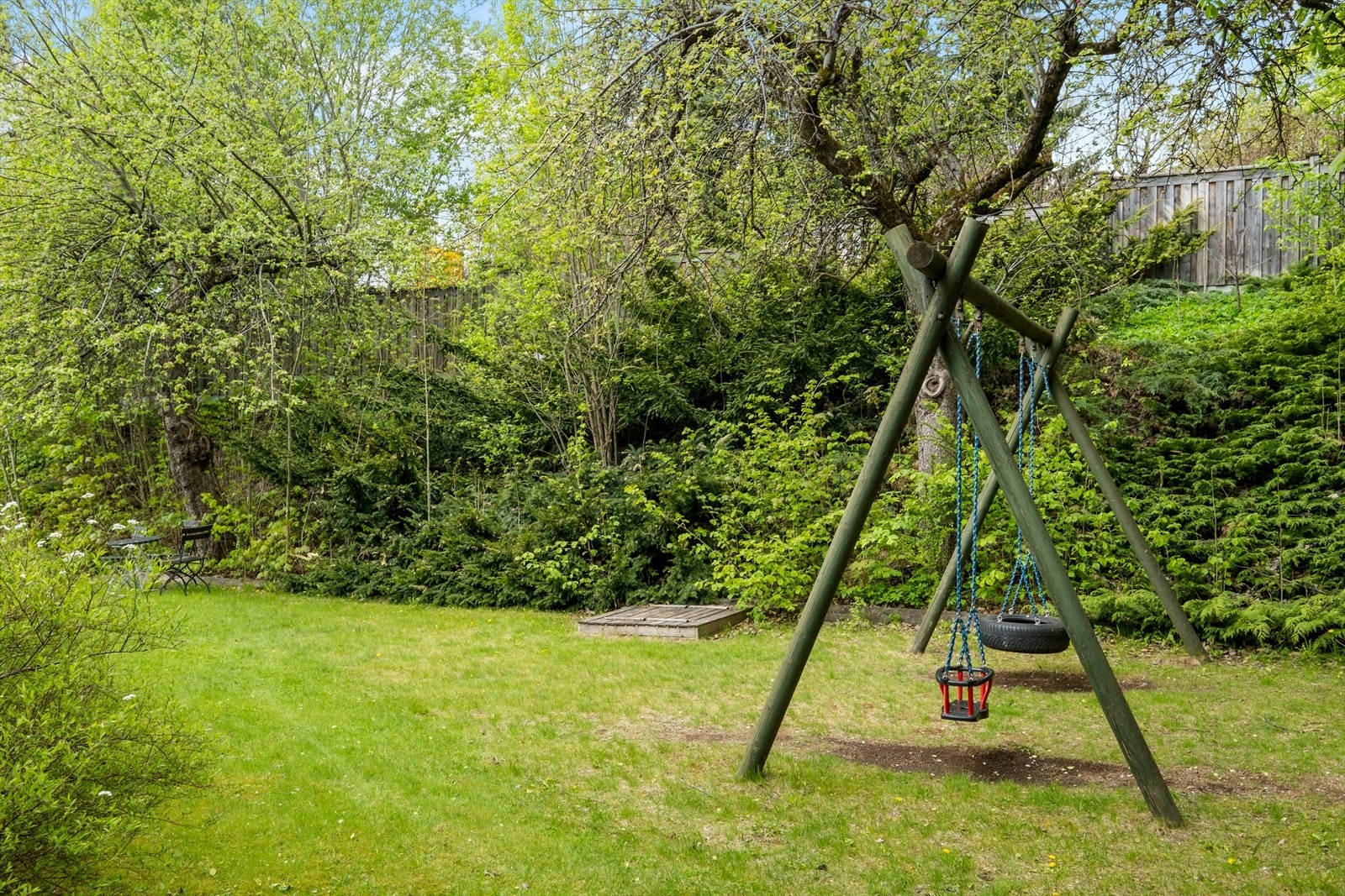 Sameiet har fine uteområder hvor barna kan leke fritt, samtidig som de voksne kan nyte rolige og hyggelige omgivelser Galleribilde