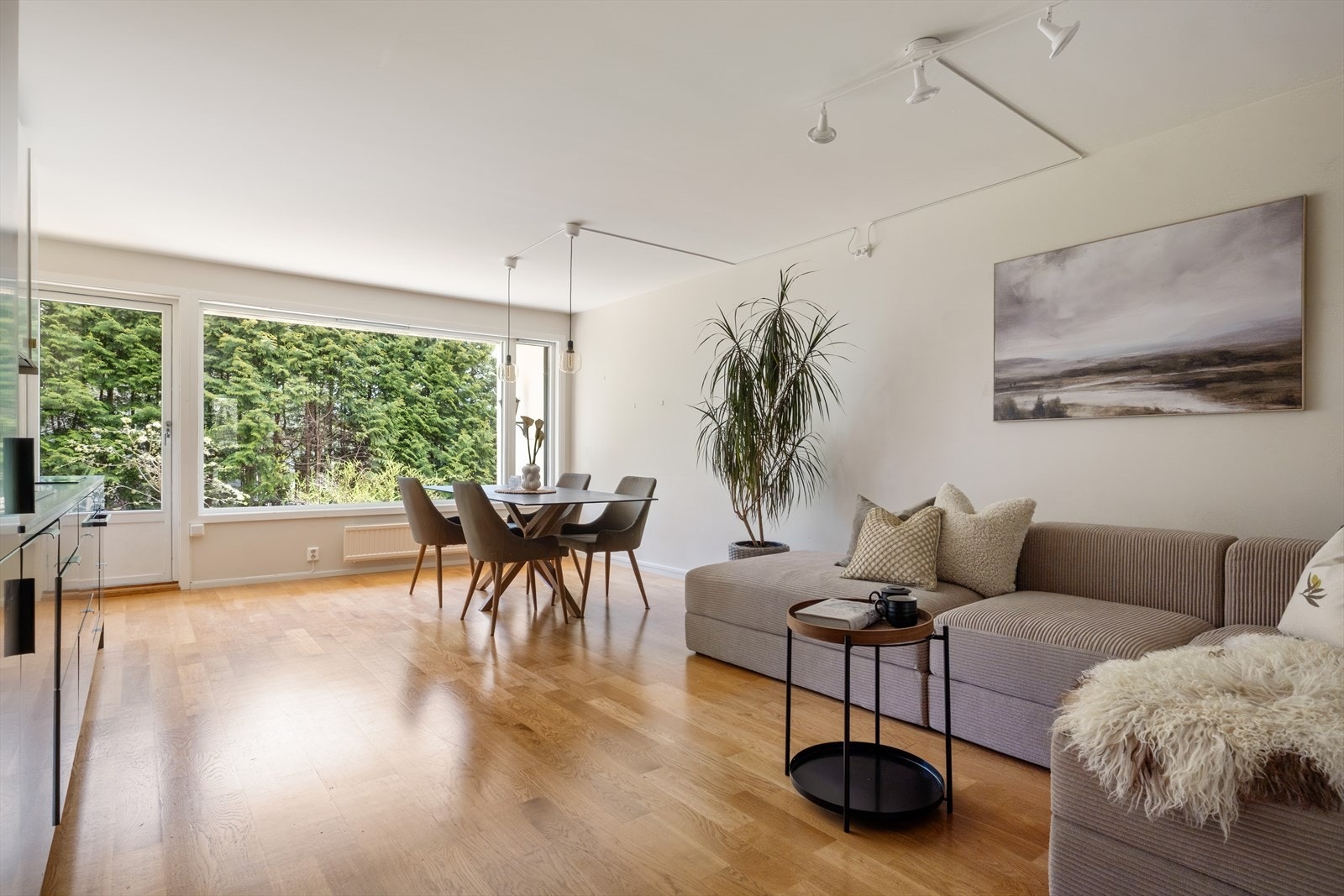 En herlig stue med store vindusflater som slipper inn rikelig med naturlig lys Galleribilde