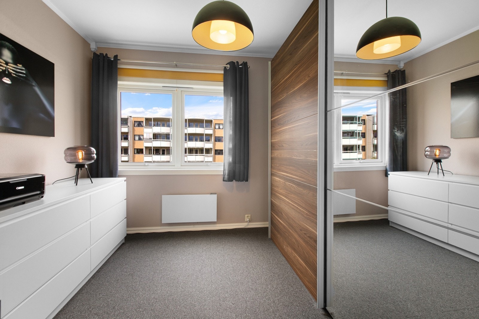 Det er stor skyvedørsgarderobe i soverom 3. Kan gjerne benyttes som garderoberom og kontor. Galleribilde
