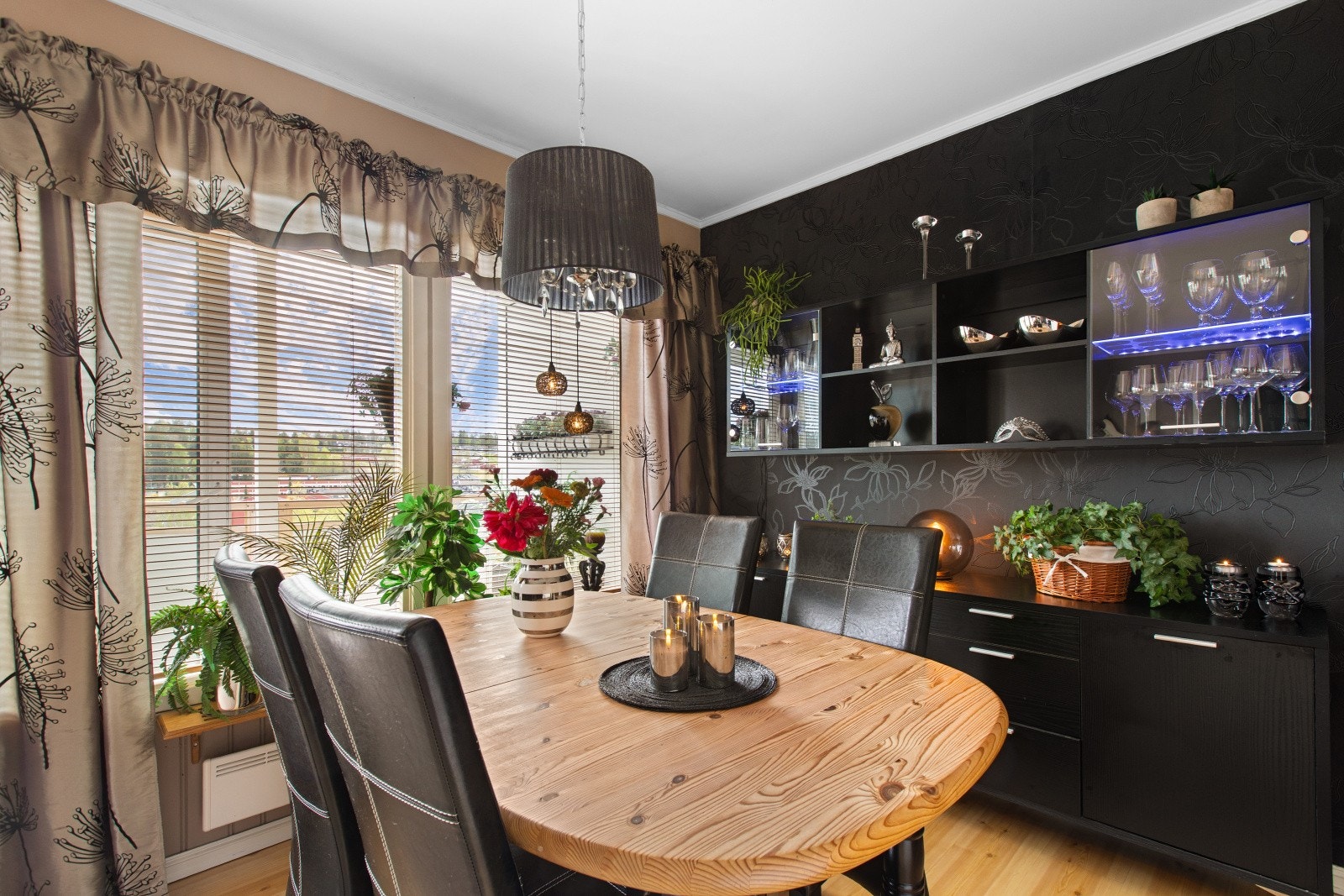 Her ligger det til rette for at familie og venner kan samles til hyggelige lag. Galleribilde