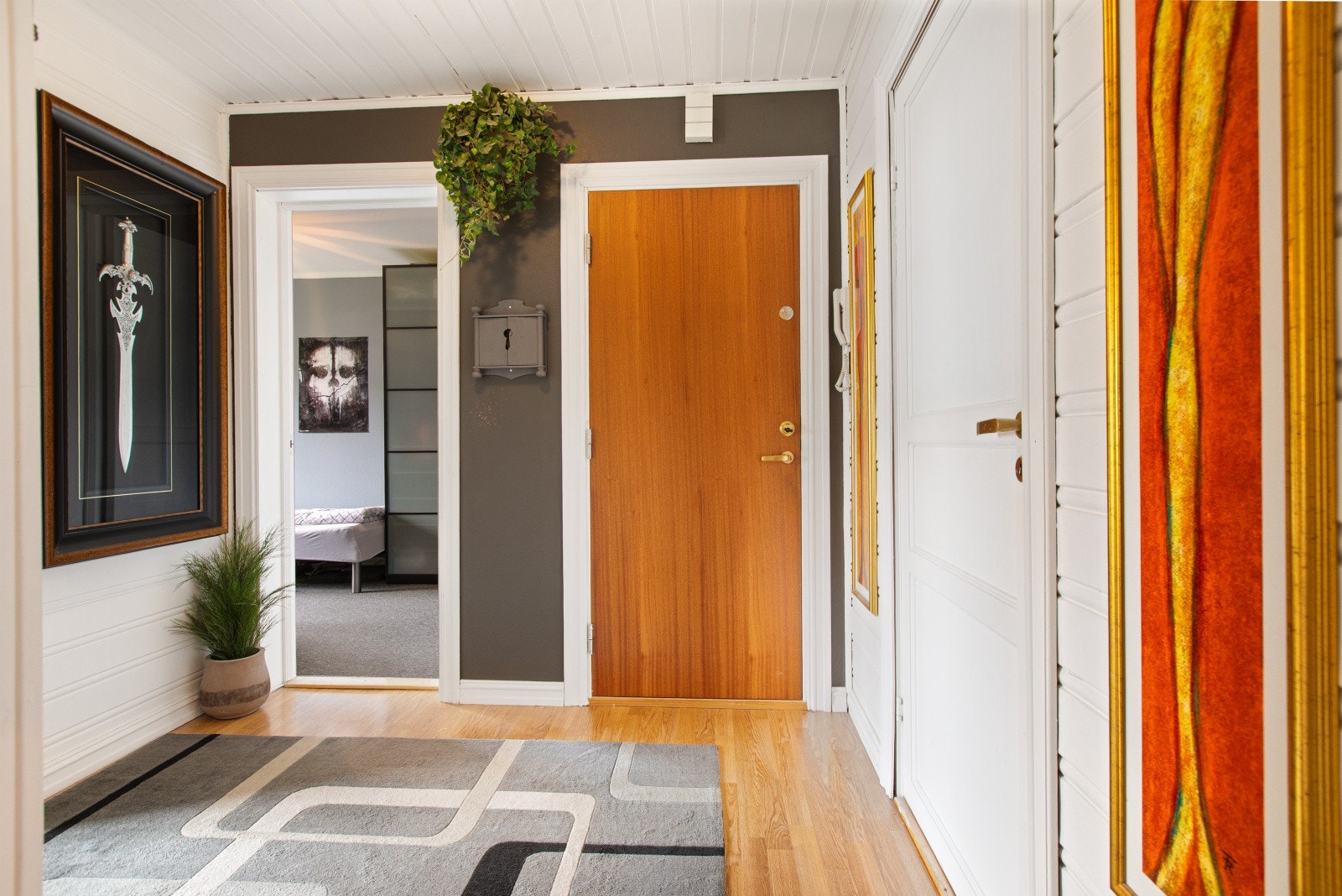 Velkommen inn- Leiligheten har en romslig entré med garderobemuligheter og tilknytning til bod. Galleribilde