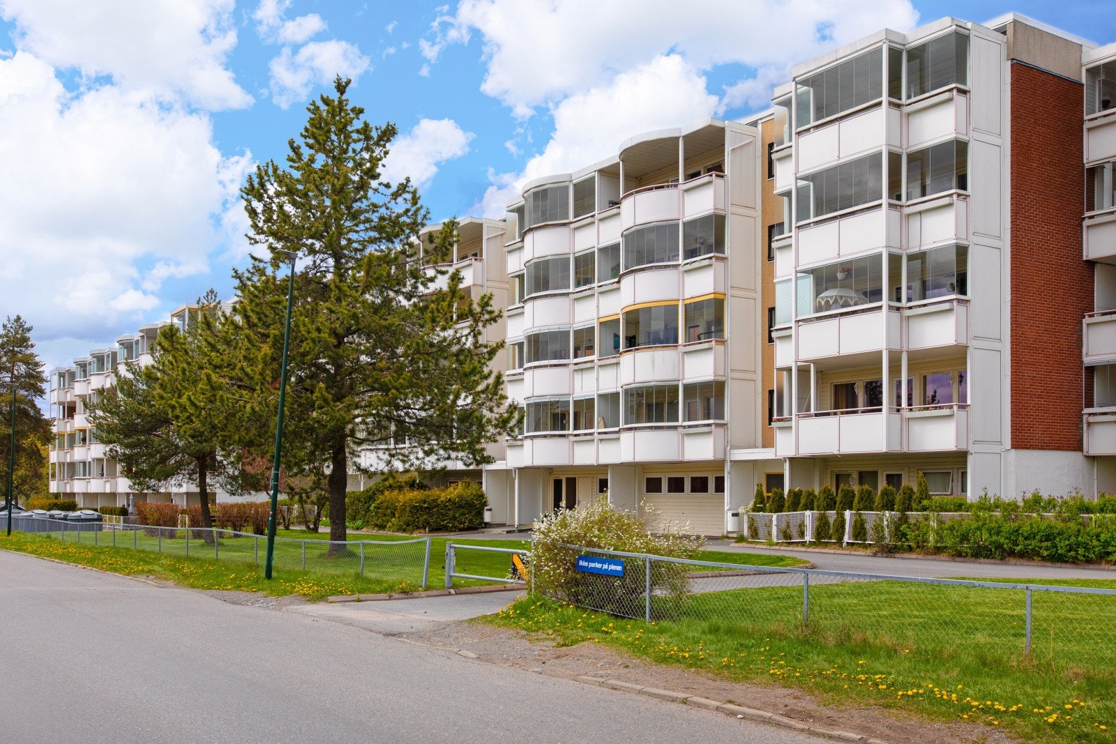 Velkommen til Tulipanveien 24 - En romslig 5-roms toppleilighet i et veletablert og barnevennlig nabolag. Galleribilde