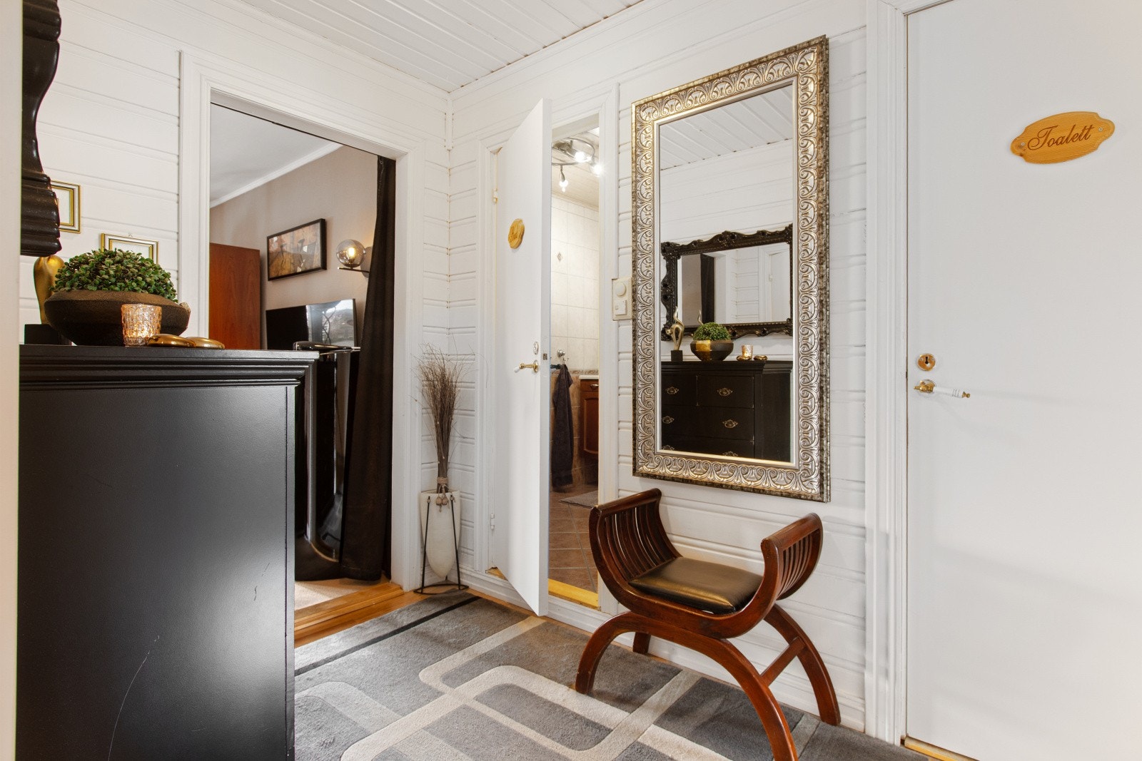 Entréen fungerer som et bindeledd med videre adkomst til boligens øvrige oppholdsrom. Galleribilde