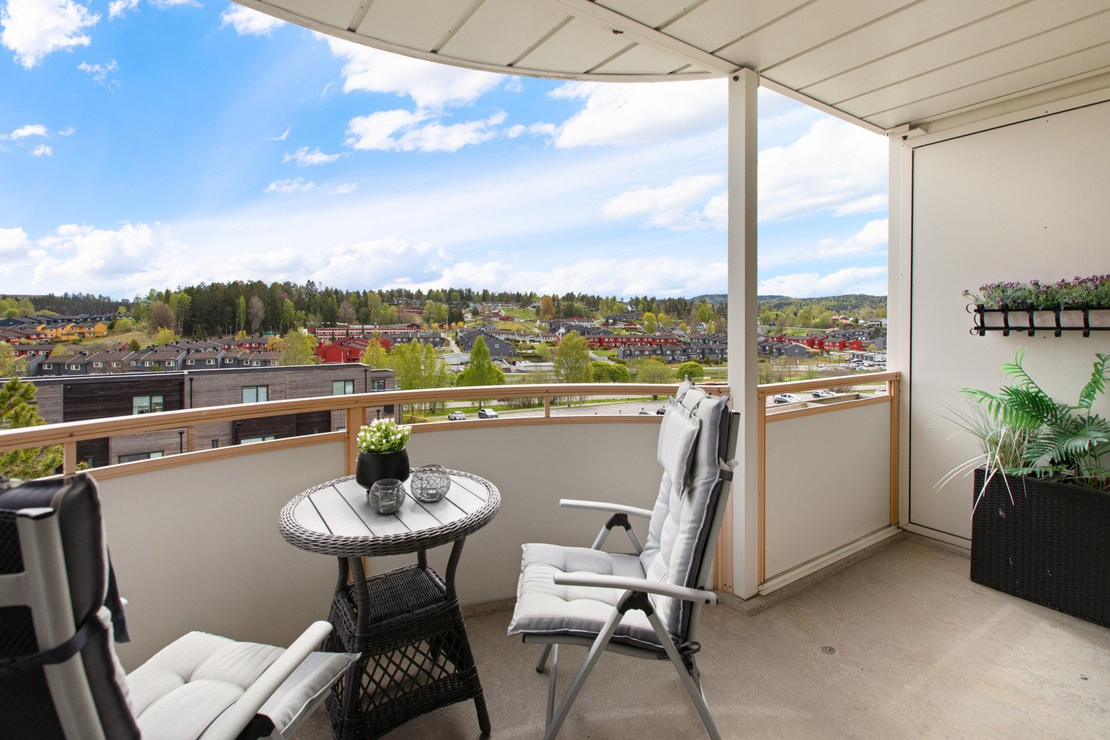Fra stuen er det utgang til sørvendt balkong på hele 13m². Balkongen har god plass til sittegruppe og det er åpen utsikt over nærområdet. Galleribilde