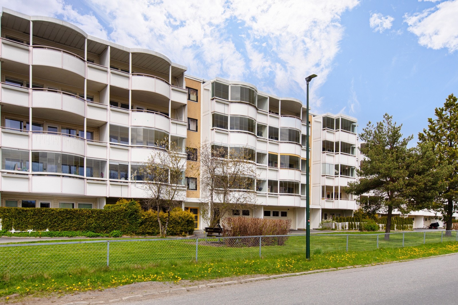 Leiligheten disponerer en utvendig biloppstillingsplass. Det er kort vei til flere barnehager og skoler i nærområdet. Galleribilde