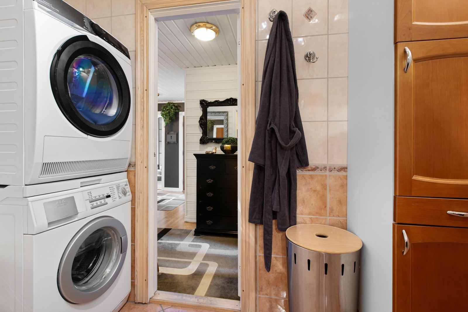 Det er praktisk opplegg for vaskesøyle med både vaskemaskin og tørketrommel på badet. Galleribilde