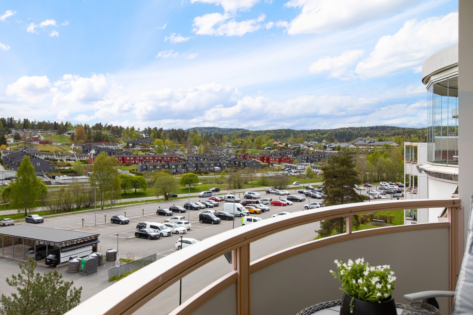 Det er gode solforhold på den store balkongen. Fra leiligheten er det kort vei til både butikker og offentlig transport. Kun 11 min gange til Triaden Storsenter. Galleribilde