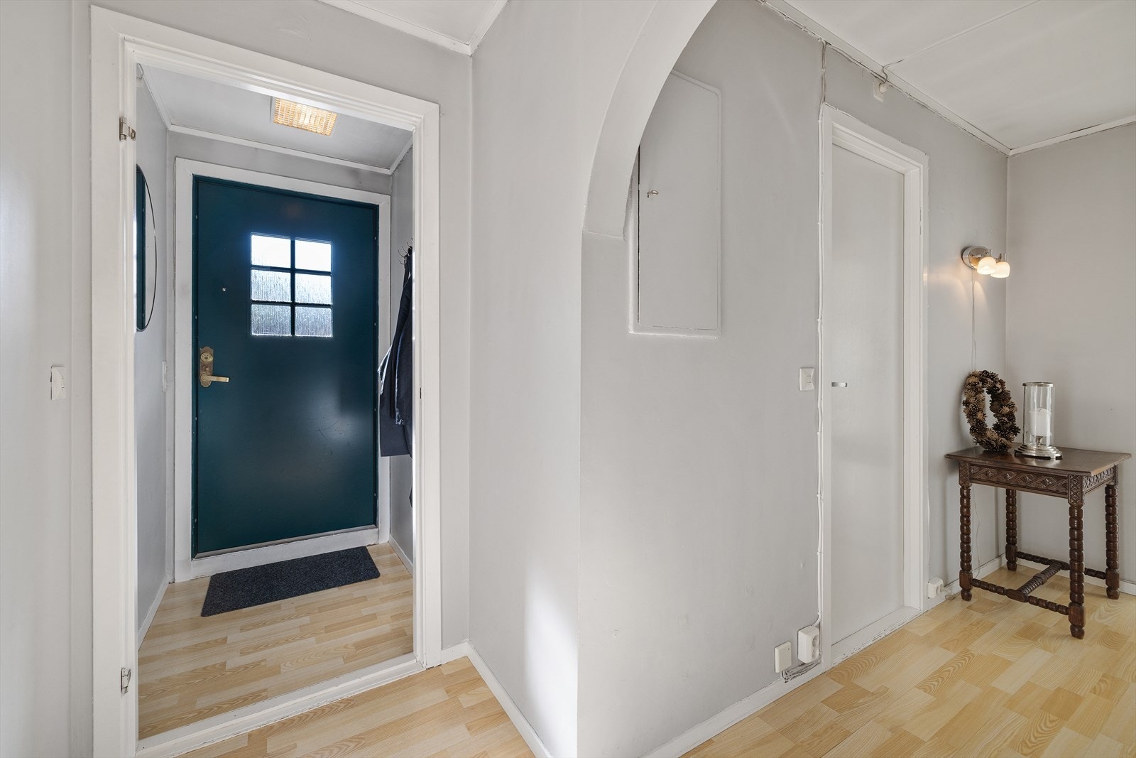Vindfang med plass til å henge fra seg yttertøy, og videre inn i romslig entré med adkomst til bl.a. soverom og bad. Galleribilde