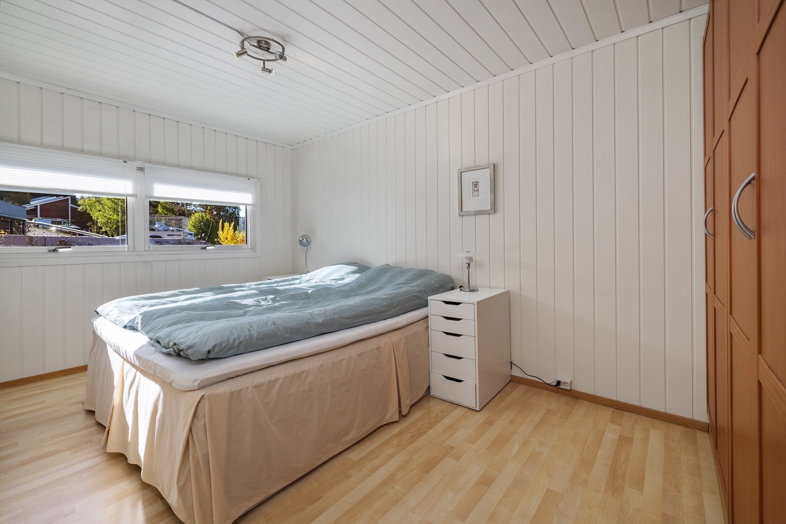 Rommet har god garderobeløsning og plass til dobbeltseng. Galleribilde