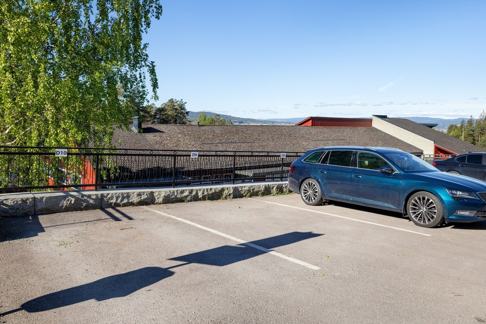 Utvendig parkering som tildeles etter avtale med styret i borettslaget. Galleribilde