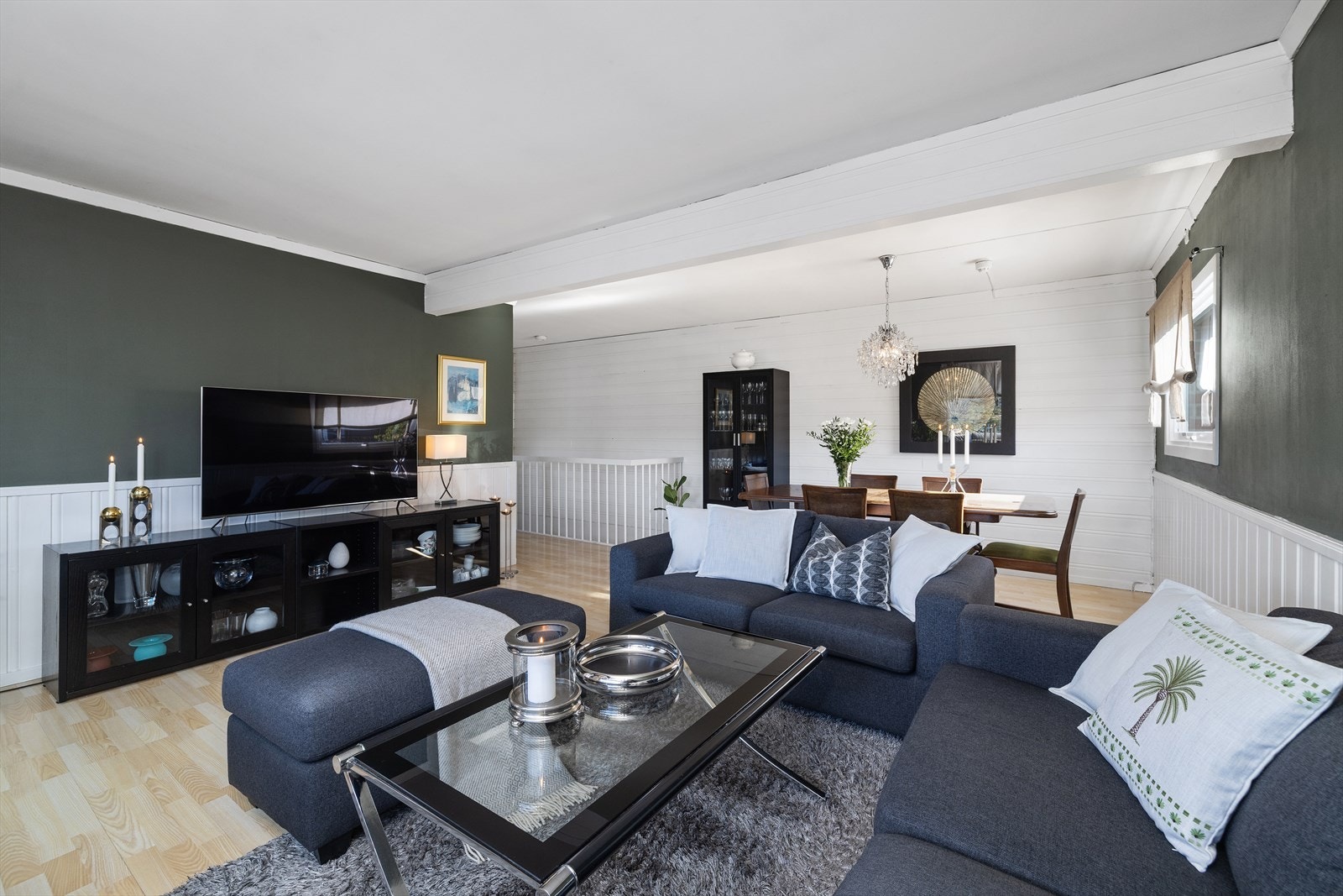 Stuen i andre etasje er romslig og har plass til både sofagruppe og spisebord. Galleribilde