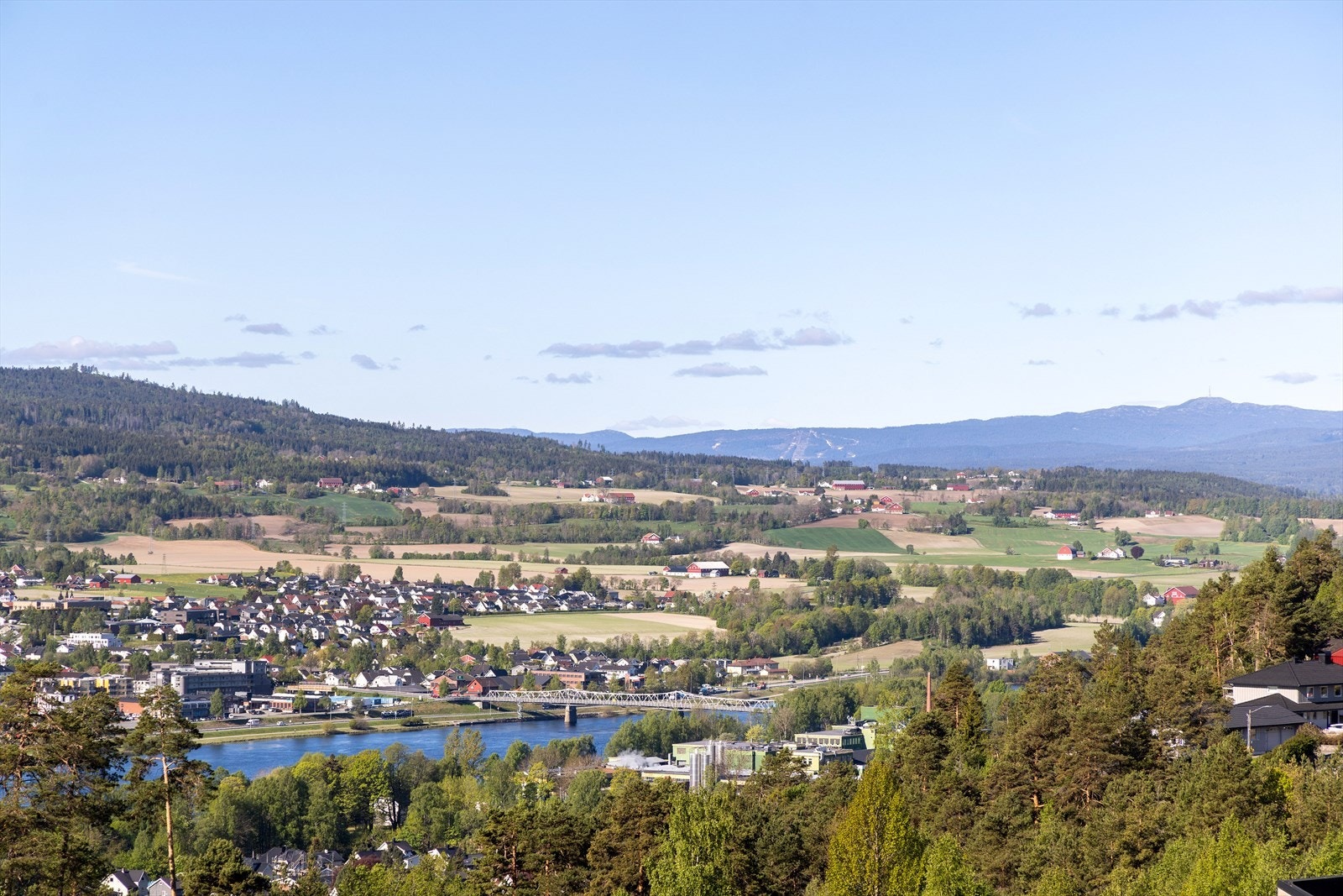Fra Stenseth er det kort vei ned til Mjøndalen og Drammenselva. Galleribilde