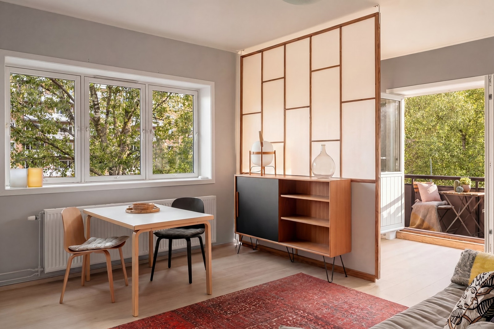 Stuen er et lyst og behagelig samlingspunkt med god plass til både avslapning og sosiale stunder. Galleribilde