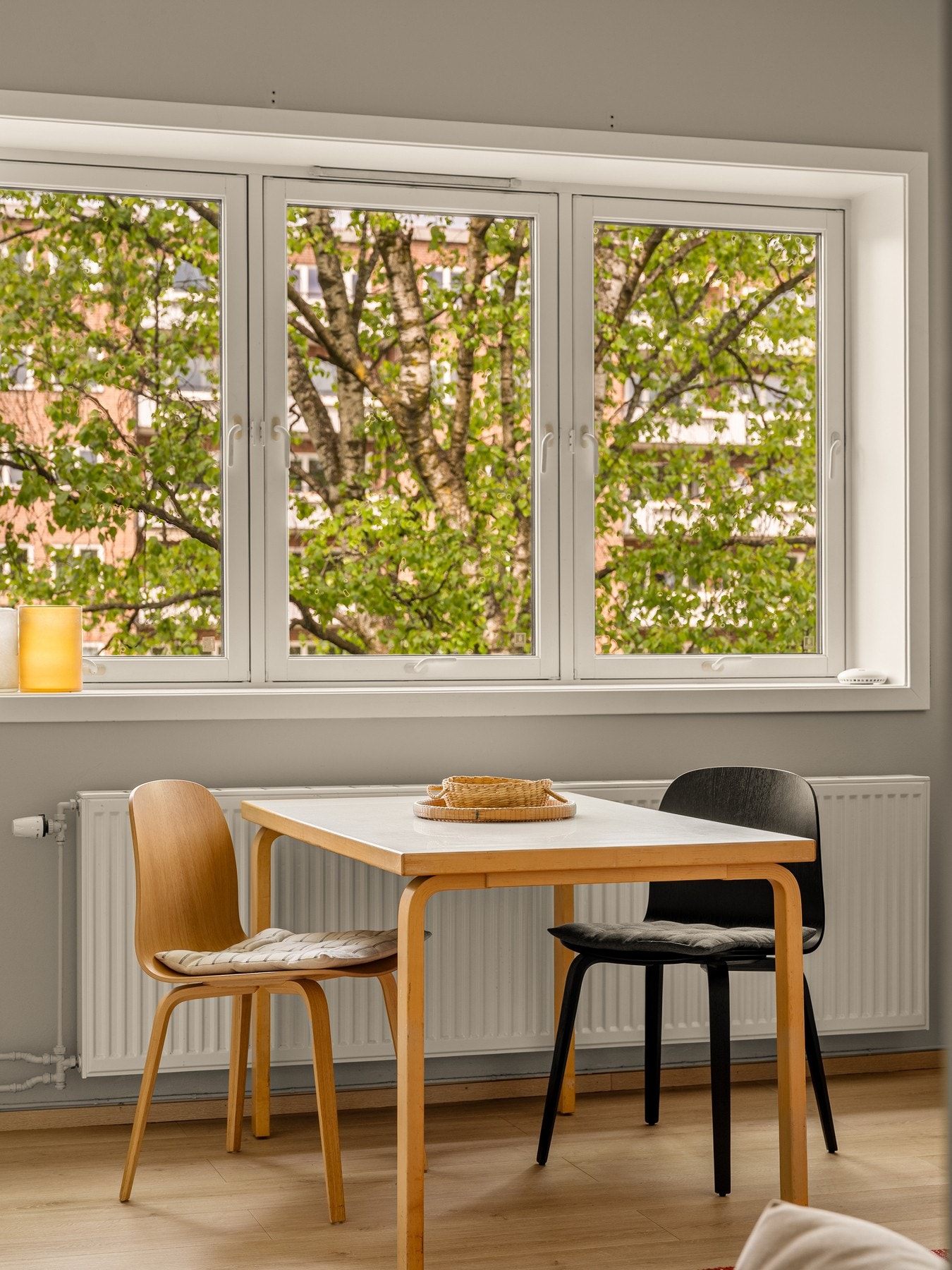 De store vinduene gir godt med naturlig lys til oppholdsrommet. Galleribilde