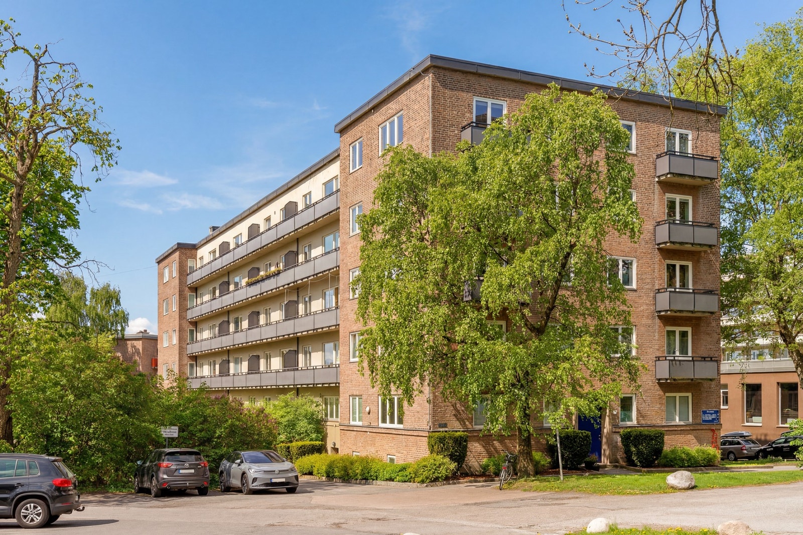 Sameiet har 5 parkeringsplasser som leies ut til beboere etter venteliste. Galleribilde