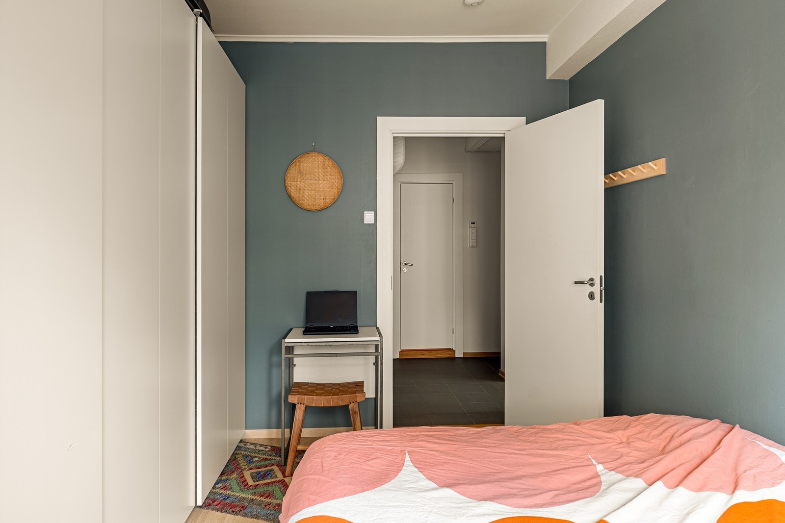 Rommet har godt med oppbevaringsplass i garderobeskap. Galleribilde