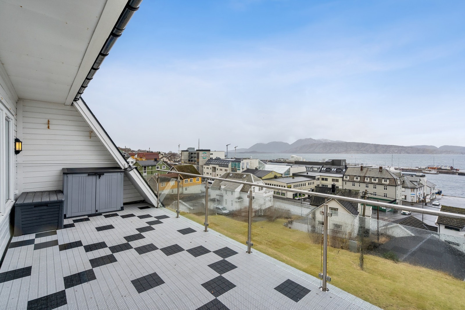 Den romslige terrassen gir en privat uteplass med utsikt over sentrum og innseilingen. Galleribilde