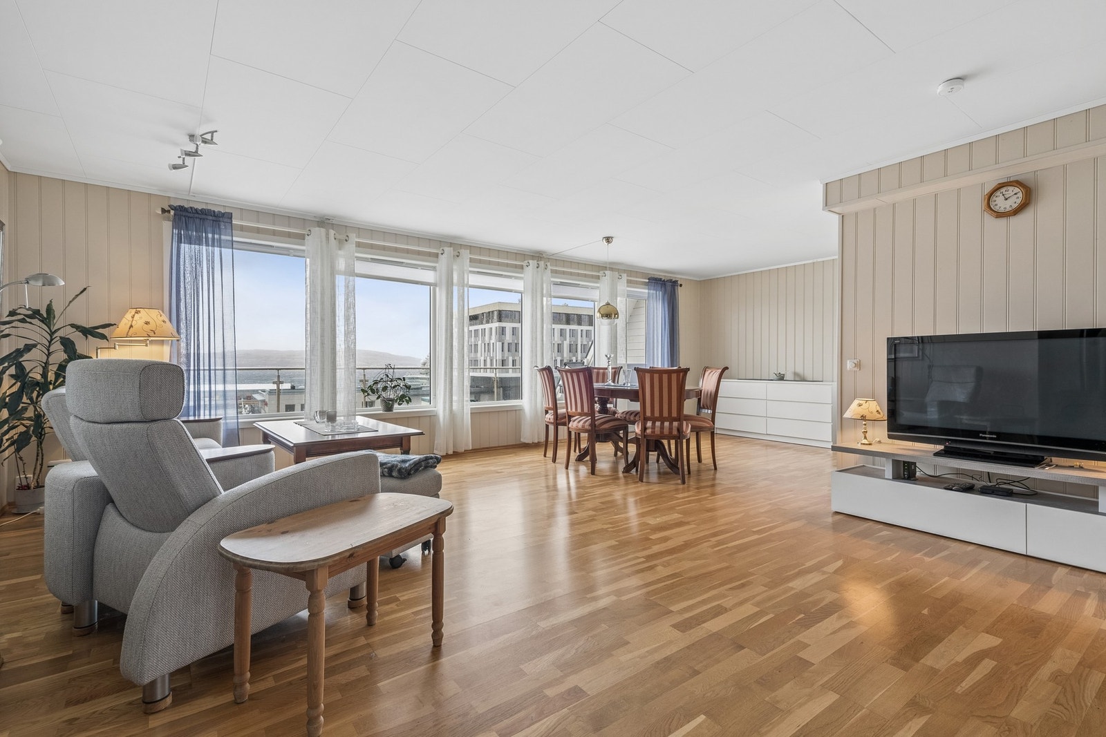 Stuen har god plass og fleksible møbleringsmuligheter for både sofagruppe og spisebord. Galleribilde