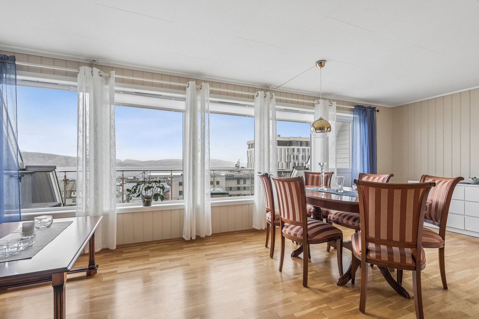 Vindusrekken i stuen slipper inn rikelig med dagslys og gir en god romfølelse. Galleribilde