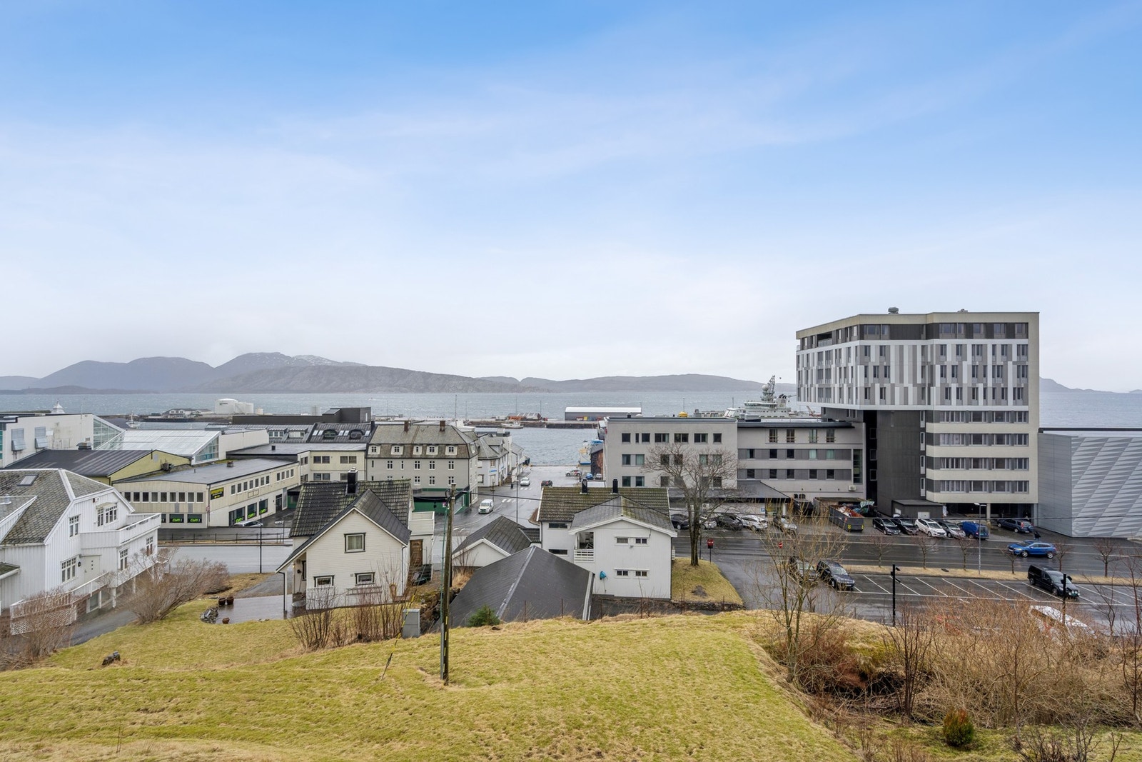 Fra leiligheten er det vid utsikt over sentrum, havnen og fjorden. Galleribilde