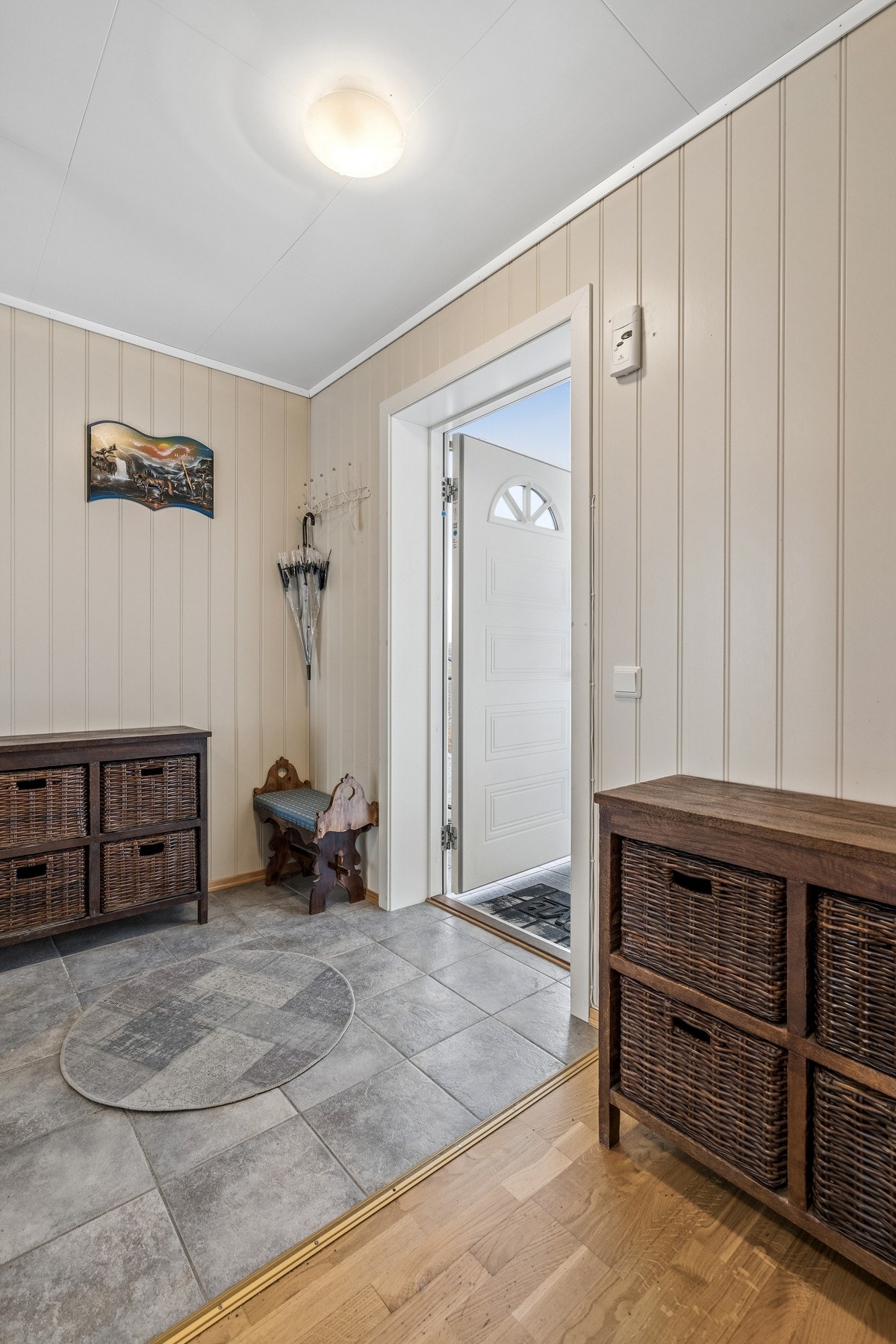 Entré med flislagt gulv og plass til oppbevaringsmøbler. Galleribilde