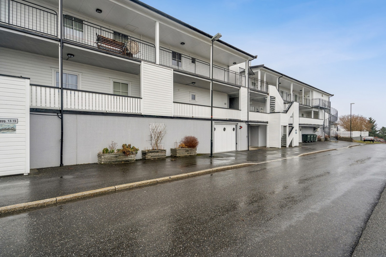 Leilighetsbygg med adkomst via svalgang og felles trapperom. Galleribilde
