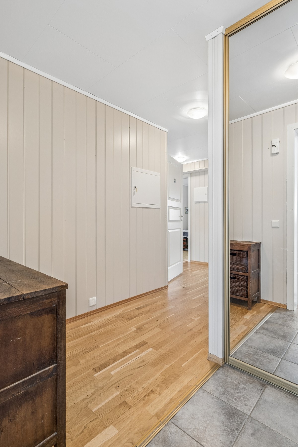 En stor skyvedørsgarderobe i gangen gir rikelig med lagringsplass. Galleribilde