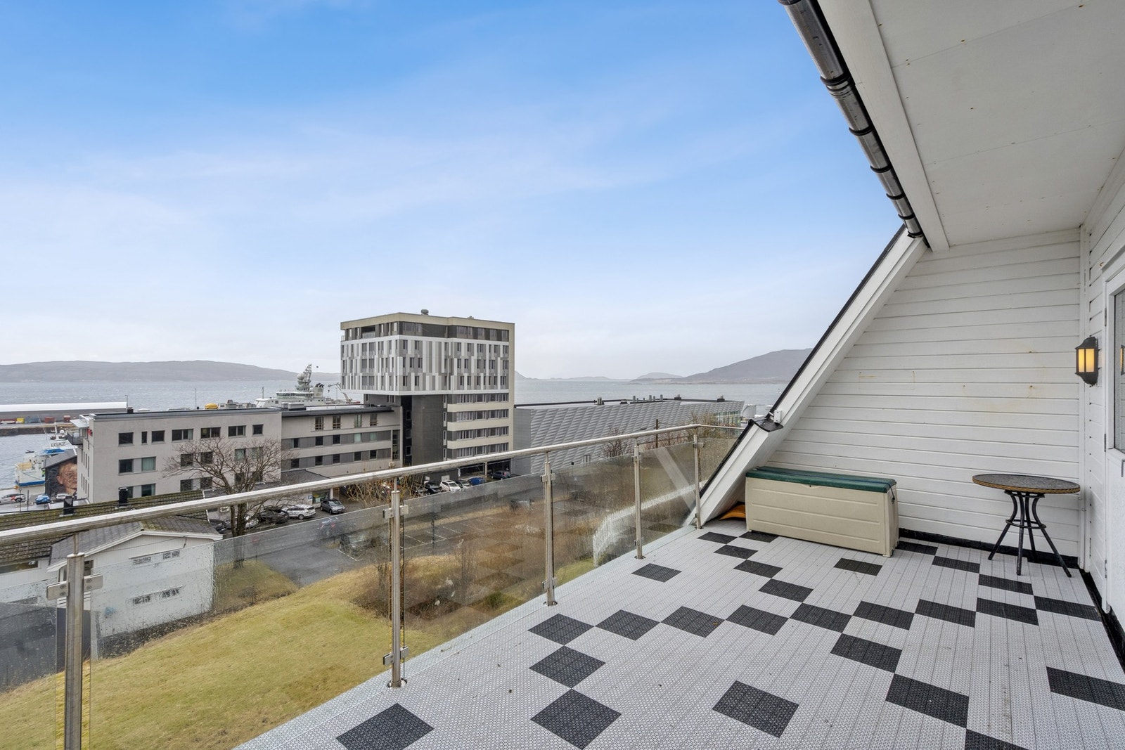 Terrassen har god plass til en sittegruppe og utemøbler. Galleribilde