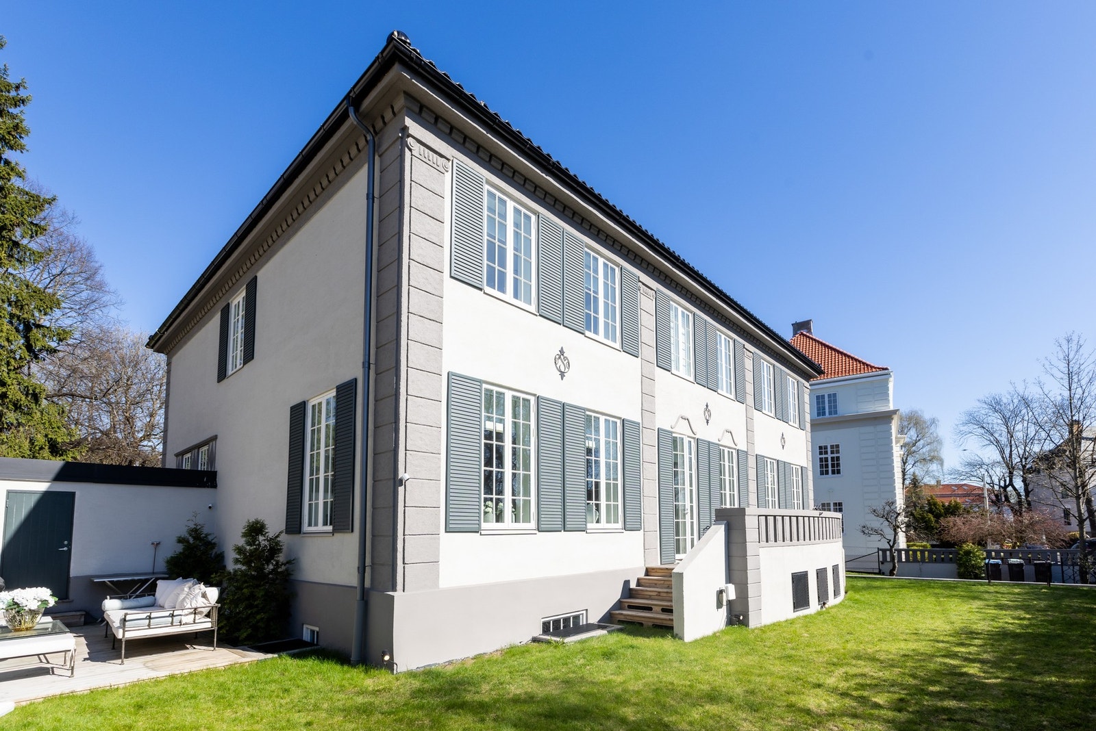 Grønne omgivelser rammer eiendommen inn. Galleribilde