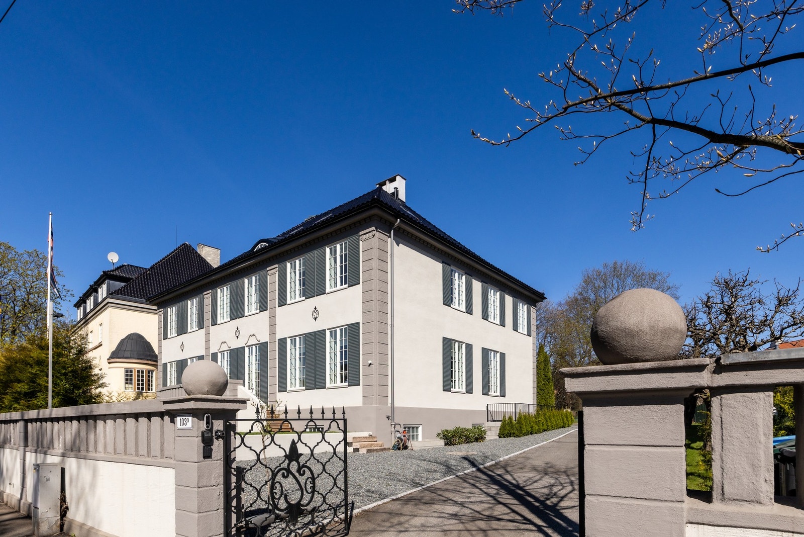 Herskapelig og gjennomført villa med hage og dobbelgarasje - Tidligere Belgiske ambassade. Galleribilde