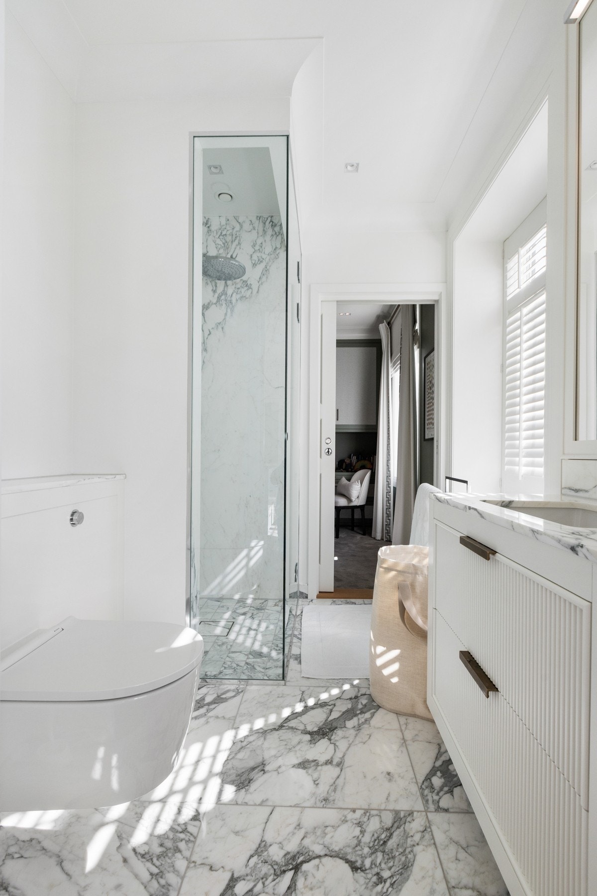 Badet til soverom 2 er et kompakt, men funksjonelt rom i etasjen, og er fullt utstyrt fra ombyggingsår. Galleribilde