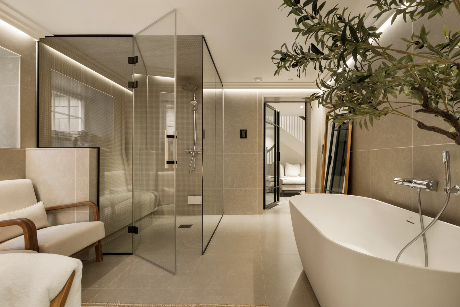Badet er utstyrt med dusj med glassløsning, vegghengt toalett og praktisk servantinnredning, og fremstår som et komplett og funksjonelt rom med alt man trenger i det daglige. Galleribilde