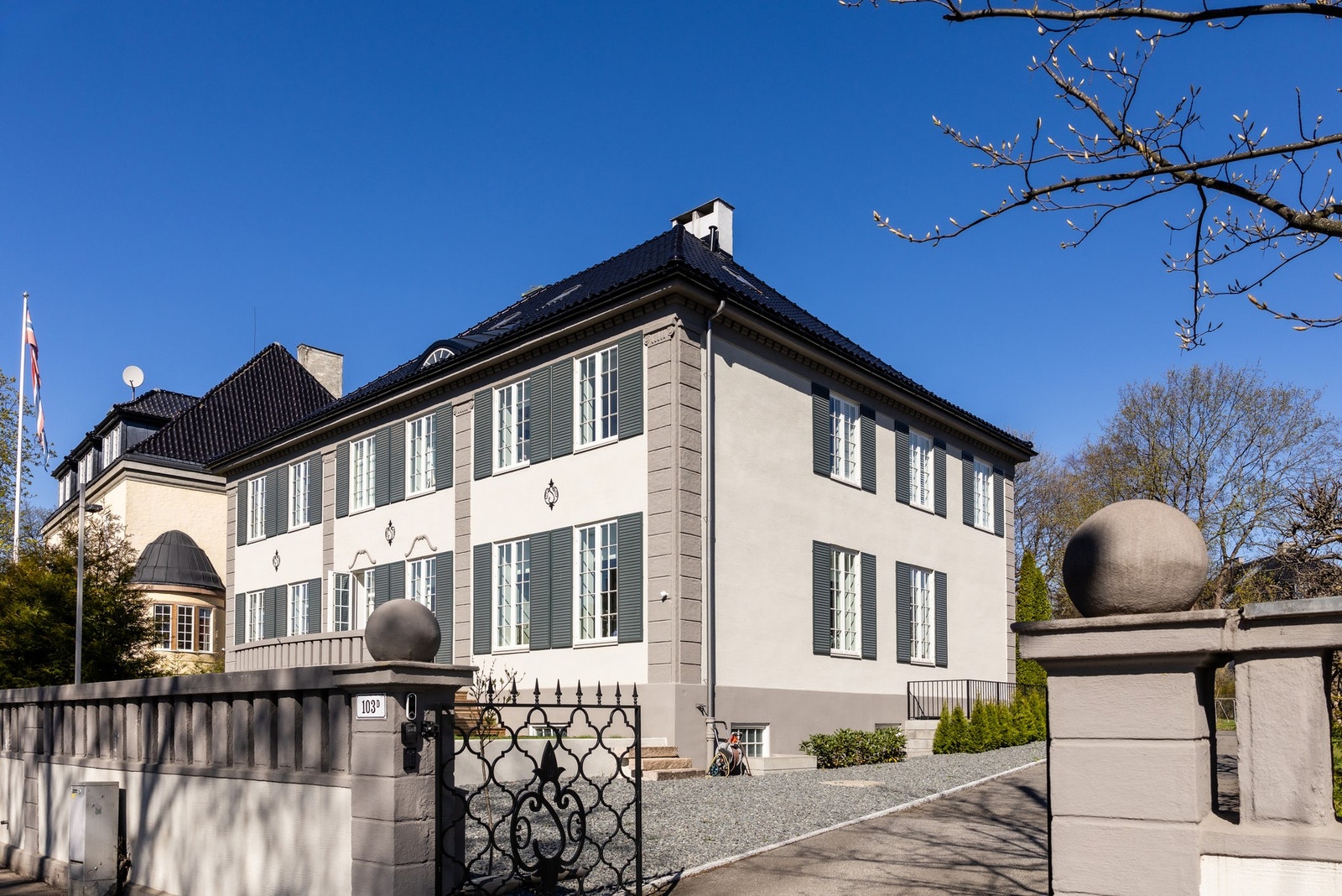 Bak smijernsporten ligger huset trygt og skjermet fra gaten. Galleribilde