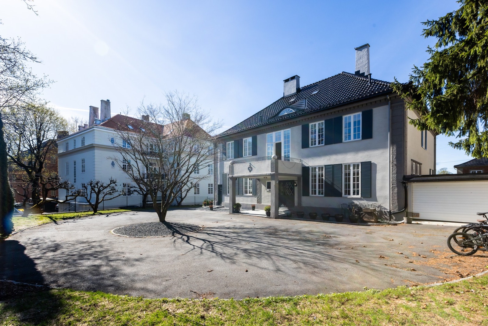 Velkommen til Drammensveien 103D. en frittliggende enebolig fra 1918 med pussede og malte fasader, beliggende på eiet tomt på 1.161 kvm på fredelige Skarpsno. Galleribilde