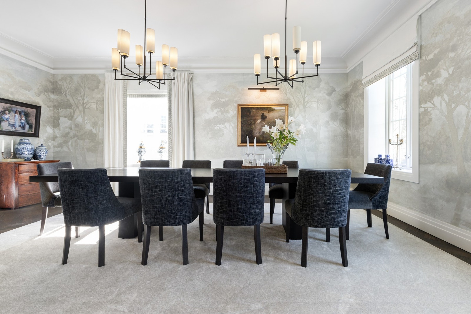 Spisestuen på hele 30 kvm har plass til langbord og flere gjester. Galleribilde