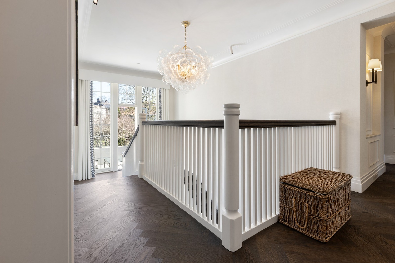 Videre leder trappen opp til boligens 2. etasje, hvor soverom og bad er plassert. Galleribilde