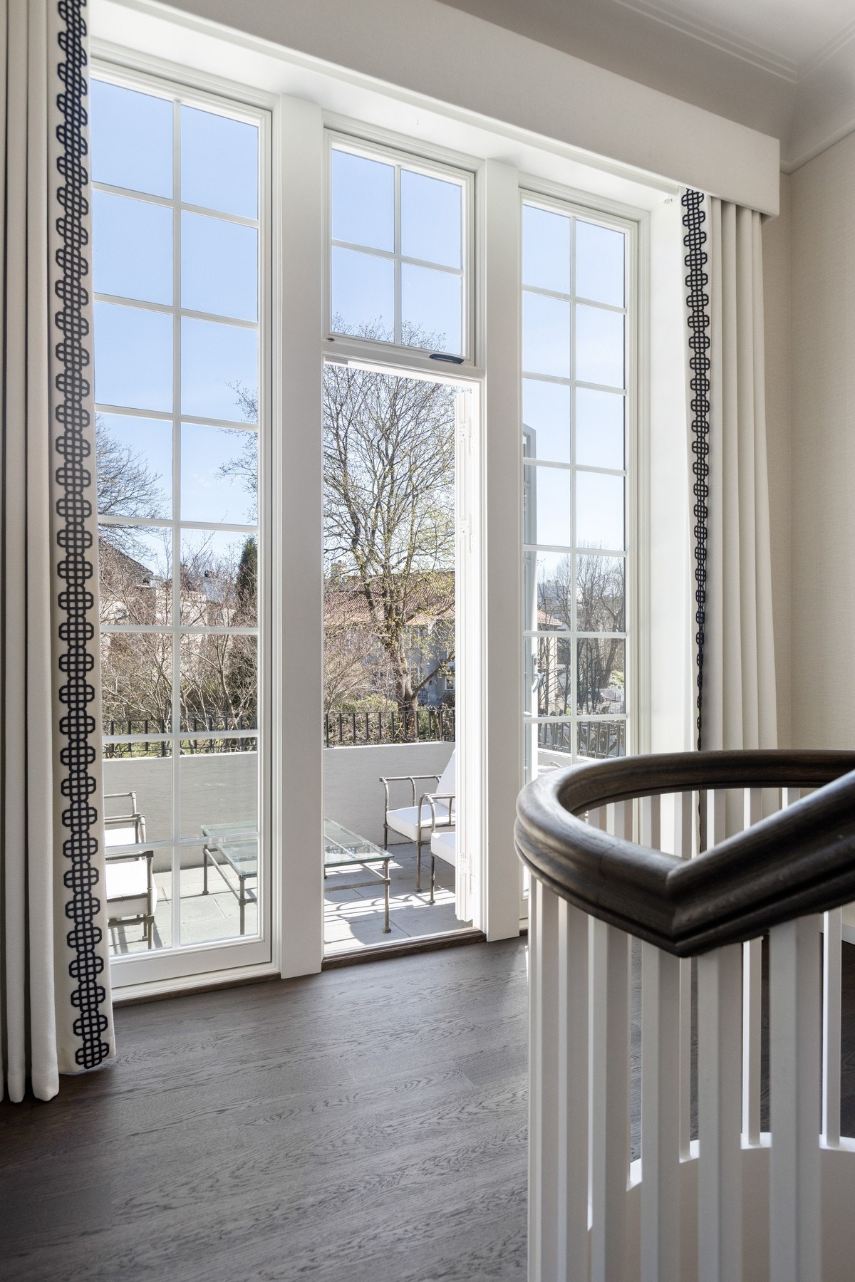Mellom etasjene er det utgang til ekstra balkong. Galleribilde