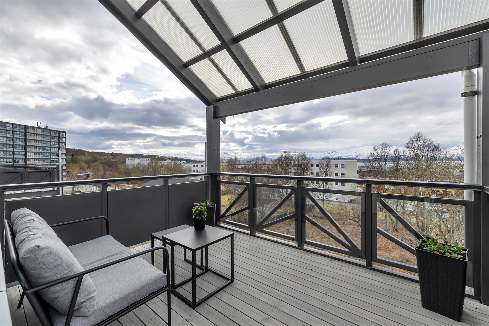 Fra balkongen får du nydelig utsikt og gode solforhold.! Galleribilde