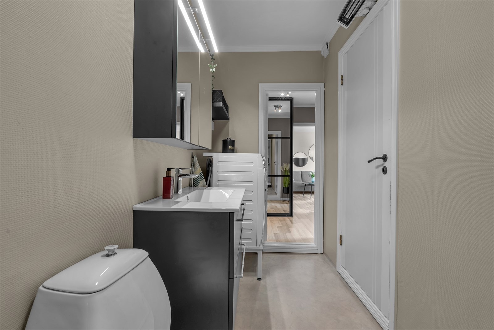 Direkte adkomst til soverom fra badet. Galleribilde
