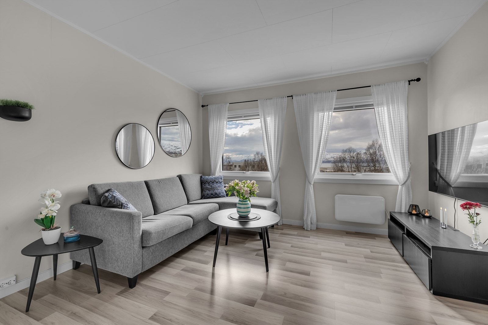 Store vindusflater gir rikelig med naturlig lys til rommet. Galleribilde