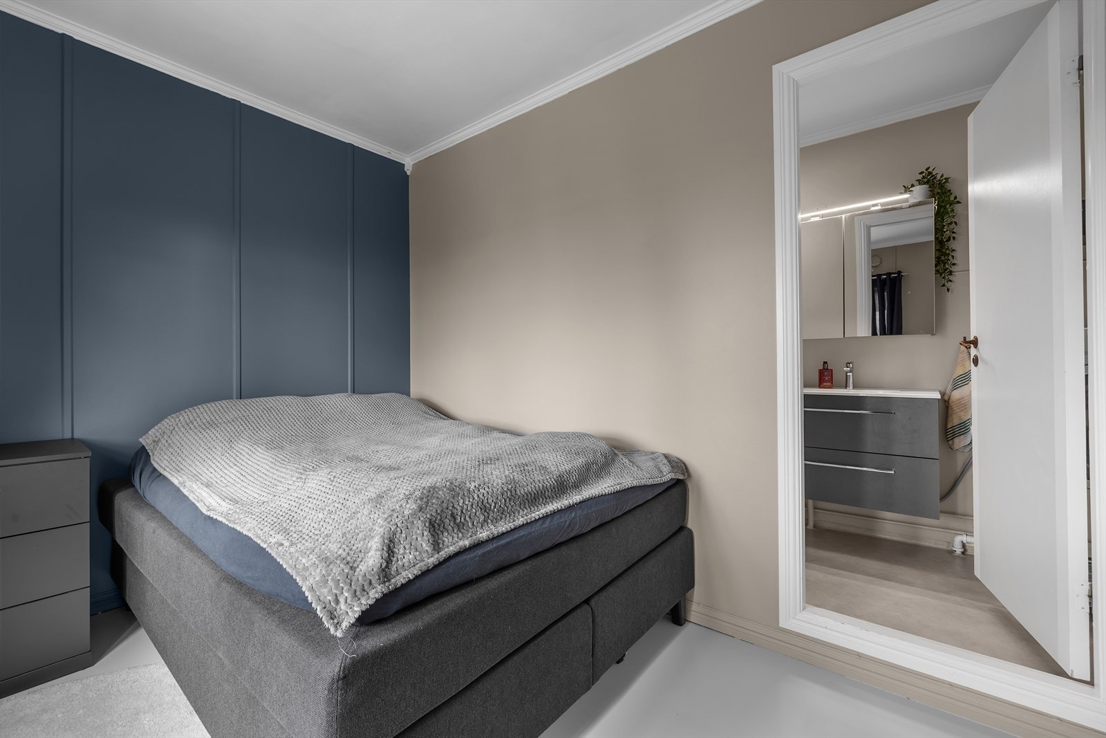 Romslig soverom 1 med god plass til stor seng og annet ønsket møblement! Galleribilde