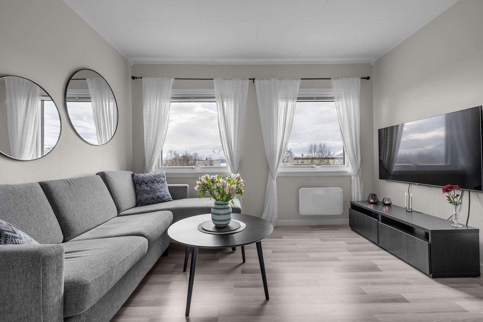 God planløsning med plass til sovagruppe og tilhørende møblement. Galleribilde