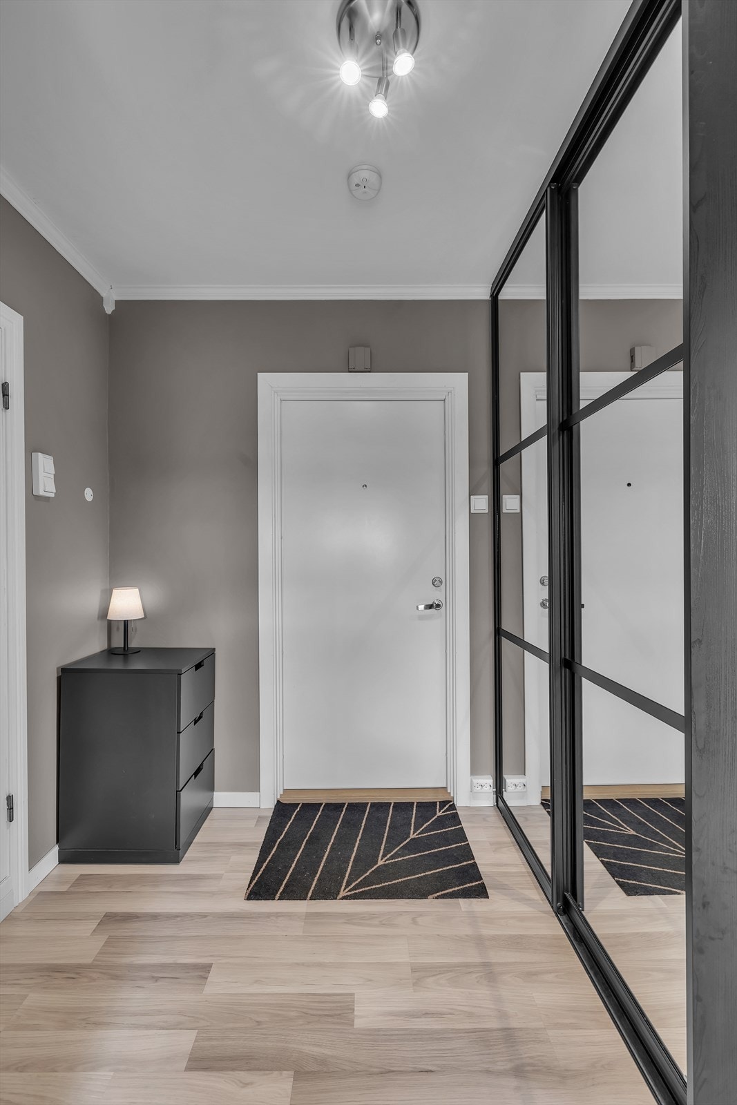 I gangen er det god plass til yttertøy og sko. Garderobeskap med speilfronter siker godt med oppbevaringsplass. Galleribilde