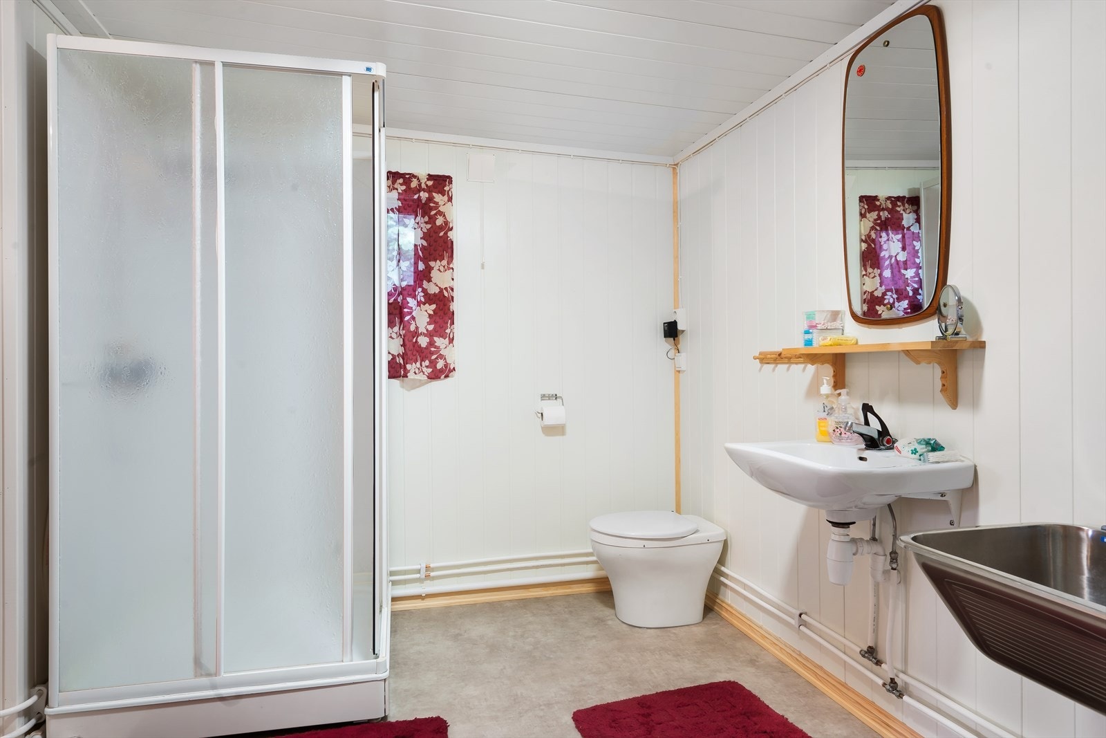 Bad/vaskerom har malte plater på vegger og malt smartpanel i himling. Galleribilde