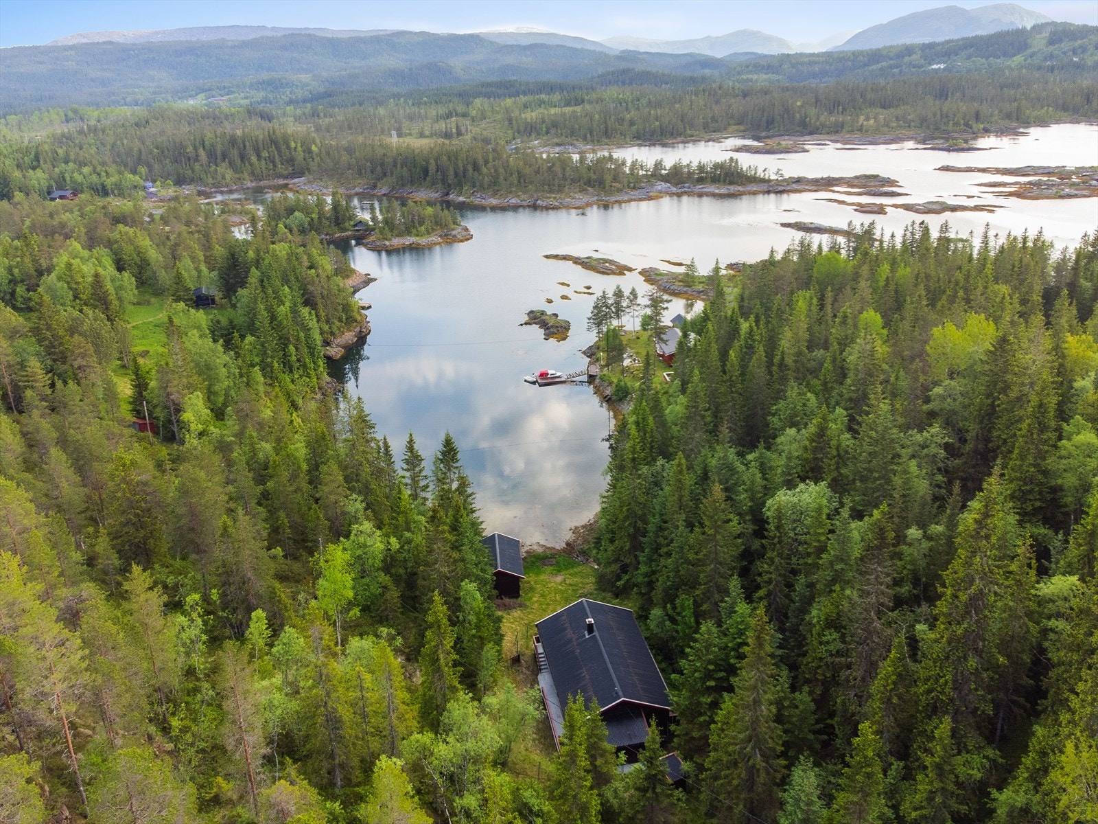 Det er kort avstand til rekreasjonsområder med utsikt over sjø og omkringliggende natur. Galleribilde
